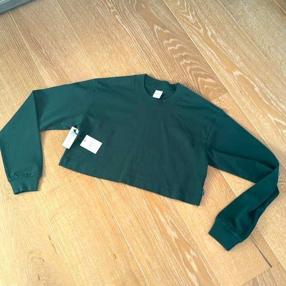 TNA Tops - NWT Tna crop top, small in a dark green.